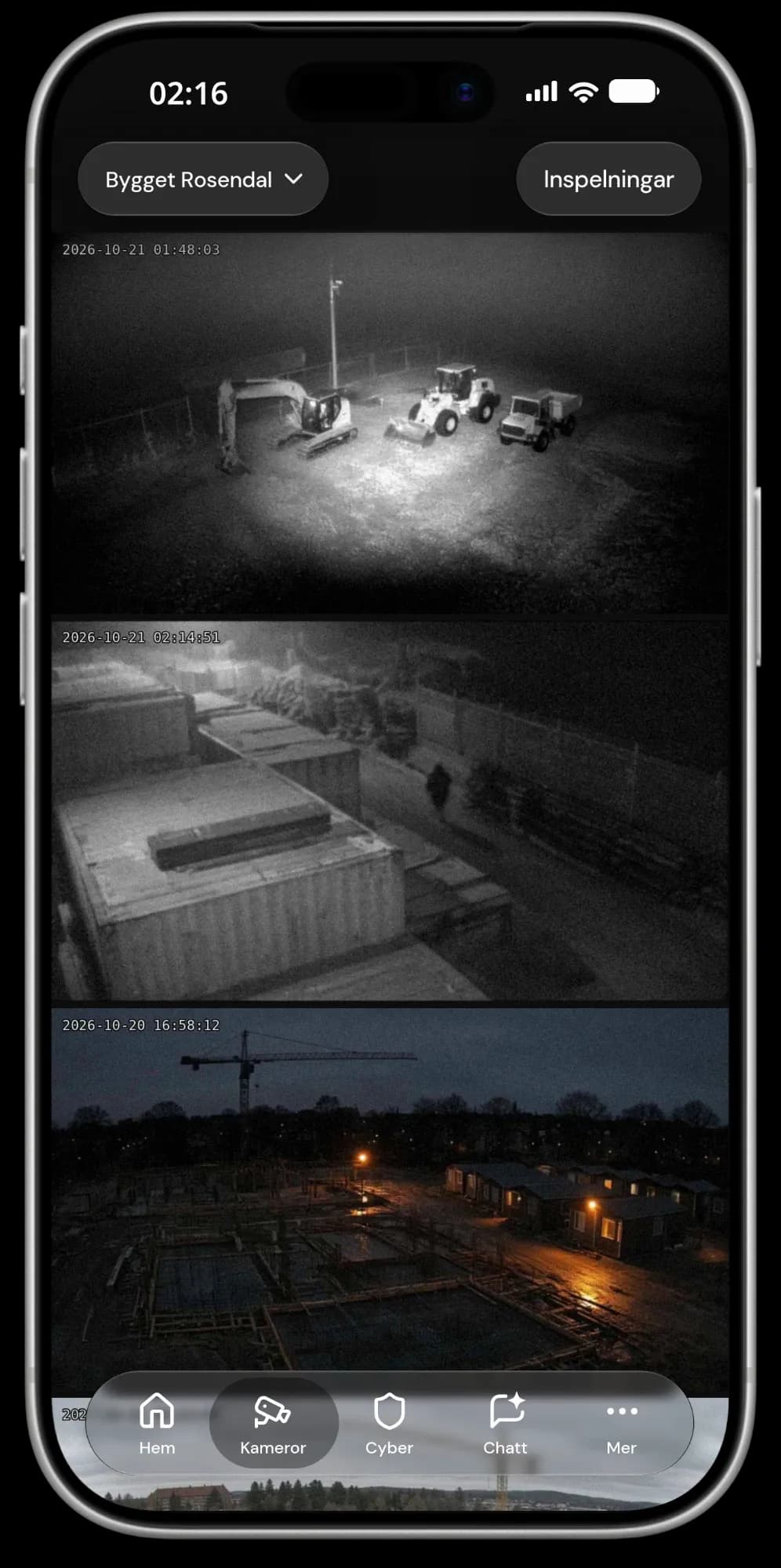 HEMLA-appens kameravy med tre liveflöden från byggarbetsplatsen på natten.